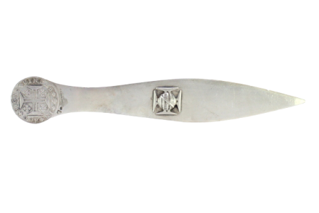 Abre cartas em prata com relevo de moeda no cimo e cruz na lâmina.